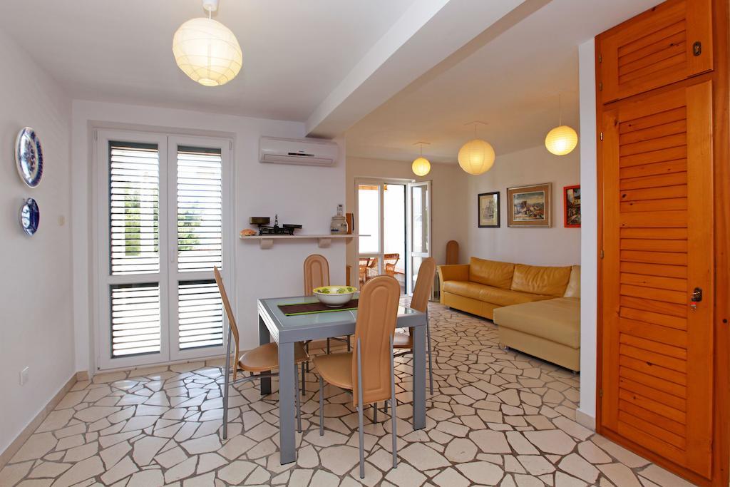 Apartments Mel Bol Oda fotoğraf